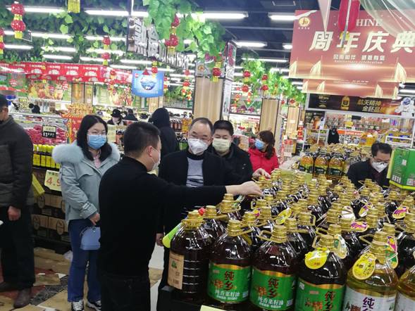 2月2日李洪副局长带队督导锦绣购物超市保供及防疫安全工作（发两微一网）