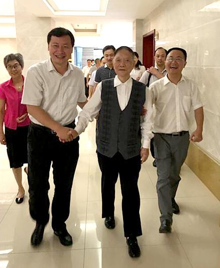 王述文老红军(图中)与省委老干部局彭德秋局长(图右),史可副局长(图左