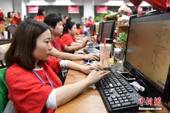 资料图：电商员工们解答消费者购物疑问。中新社记者 陈骥旻 摄