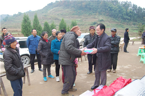 经济贸易系党总支书记陈小虞等到邻水县城南镇磬明村走访了八个贫困户