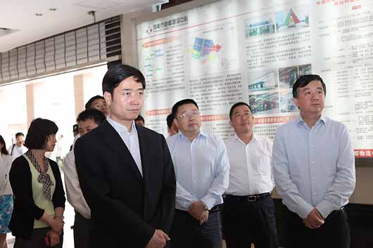 长万鹏龙,商务厅厅长谢开华,省政府办公厅副主任曹代学及省发展改革委