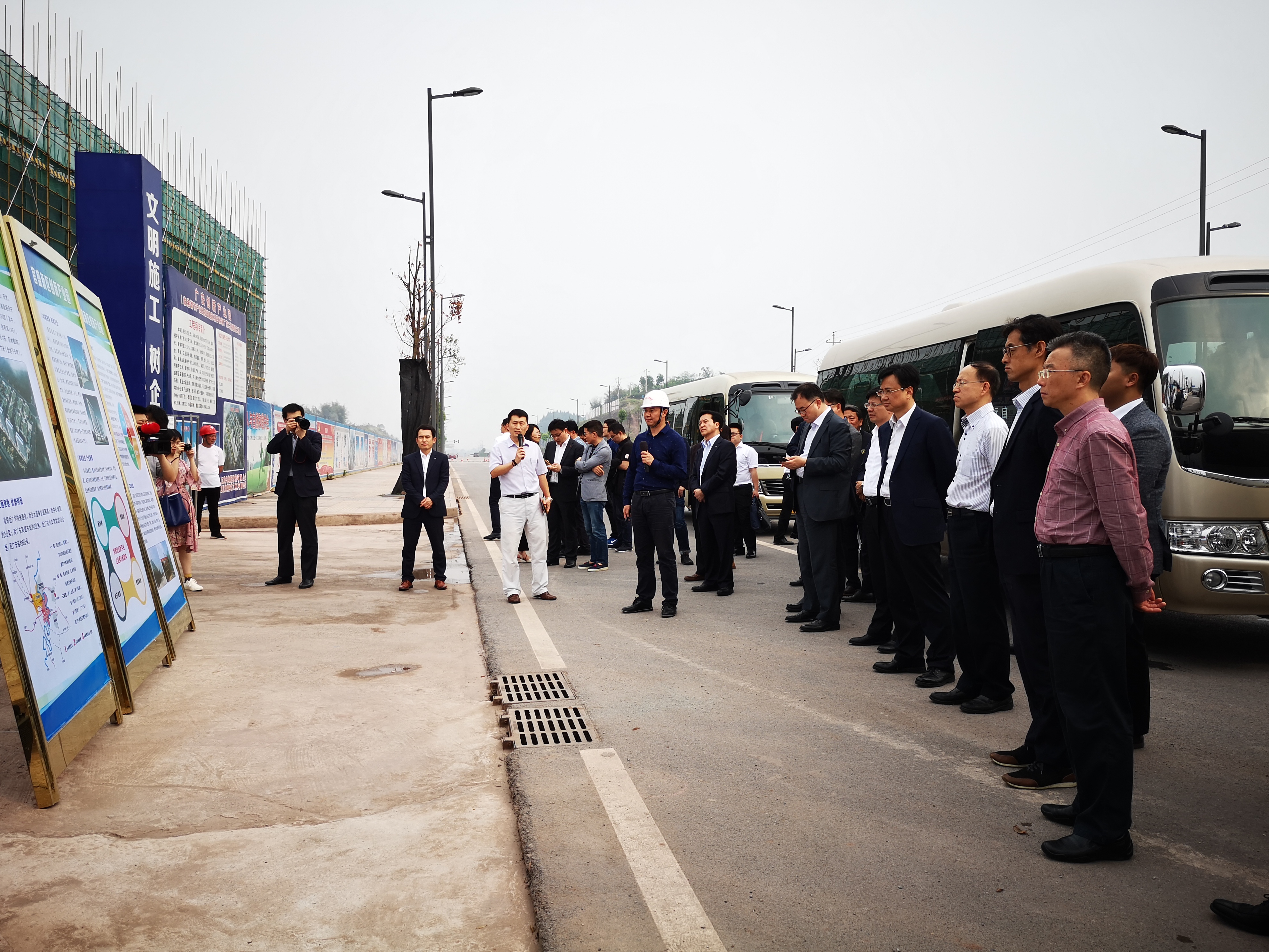 考察正在建设中的广安区创新产业园